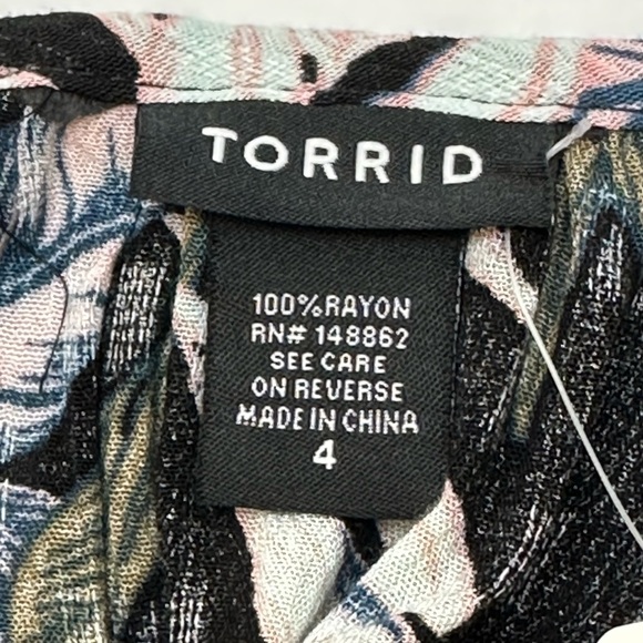 Torrid Textured Woven Gauze Cami Top 4X Black Palm Leaf Sharkbite Hem - Picture 2 of 10